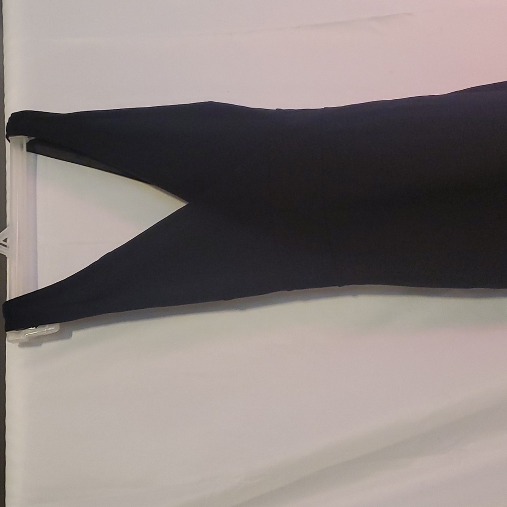 Ann Taylor Black V-neck dress Size 4 Zipper on the side. Cross Style back